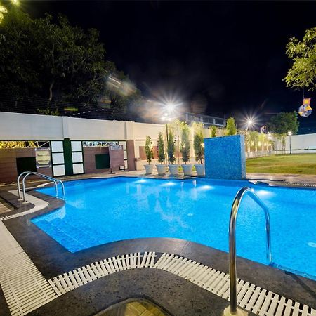 Hotel Vasdaa Grand Dehradun Exteriör bild