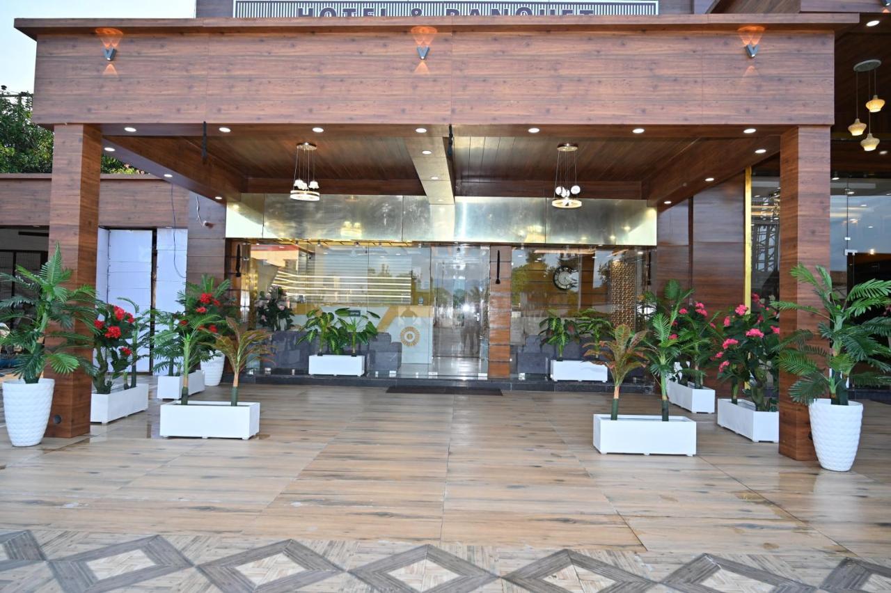 Hotel Vasdaa Grand Dehradun Exteriör bild