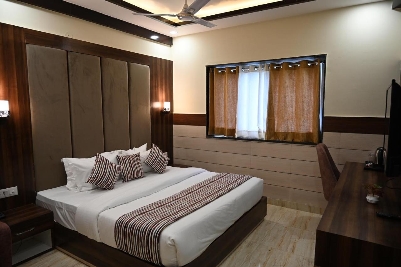 Hotel Vasdaa Grand Dehradun Exteriör bild