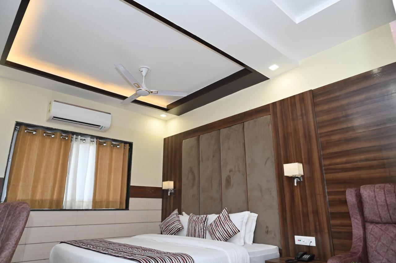 Hotel Vasdaa Grand Dehradun Exteriör bild
