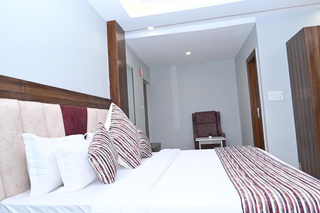 Hotel Vasdaa Grand Dehradun Exteriör bild