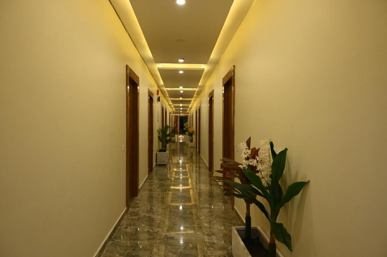 Hotel Vasdaa Grand Dehradun Exteriör bild