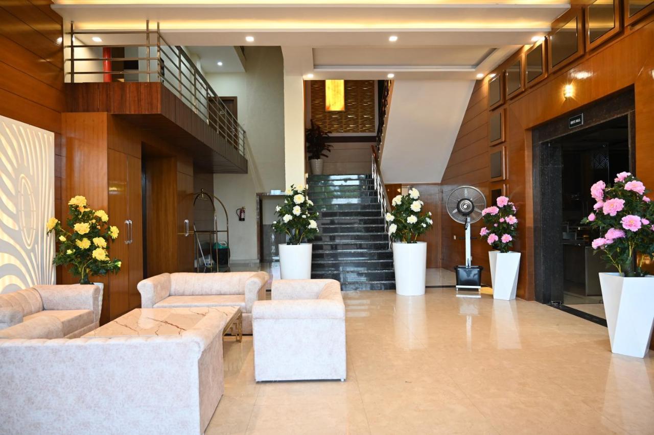 Hotel Vasdaa Grand Dehradun Exteriör bild