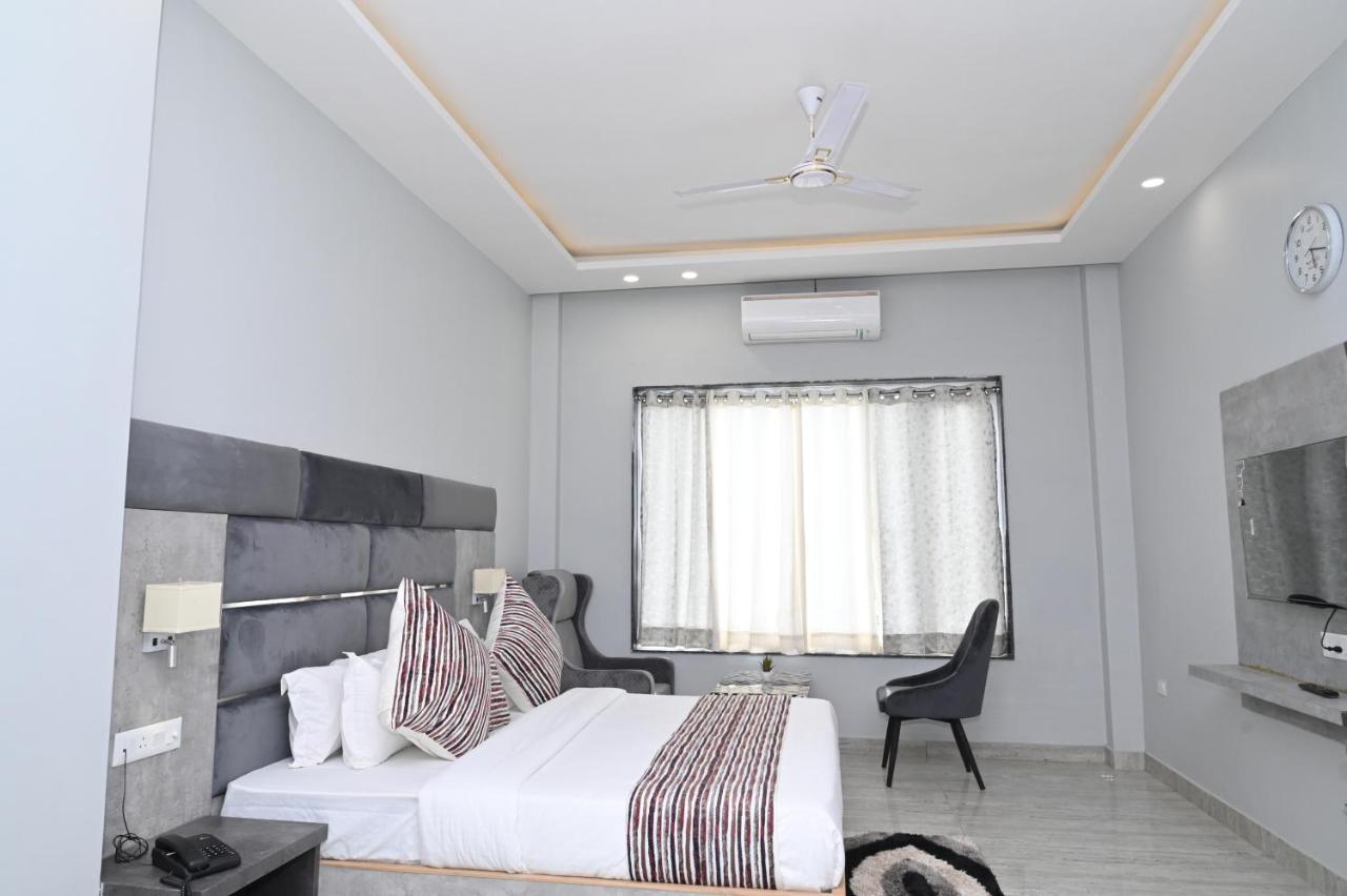 Hotel Vasdaa Grand Dehradun Exteriör bild