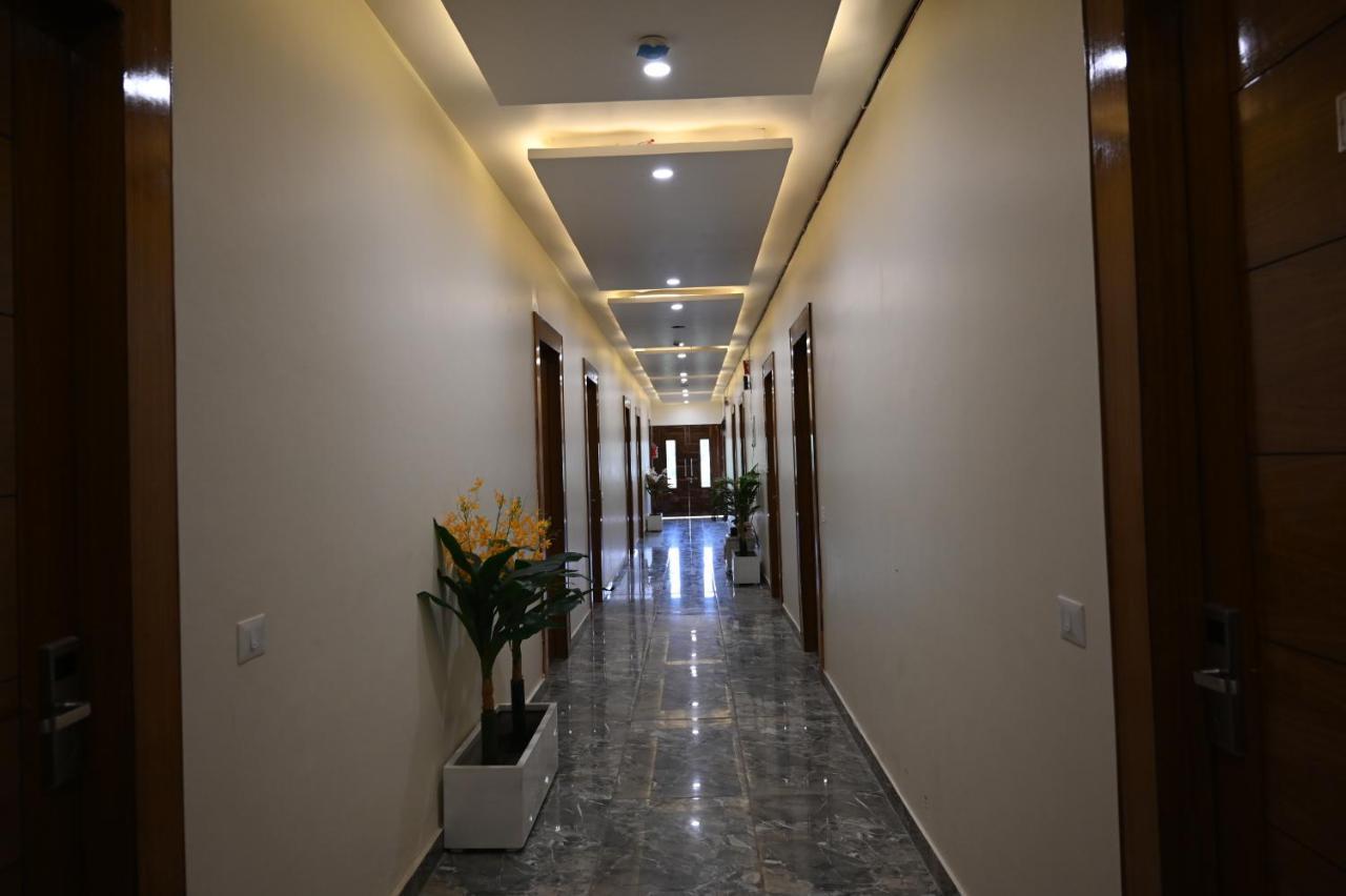 Hotel Vasdaa Grand Dehradun Exteriör bild