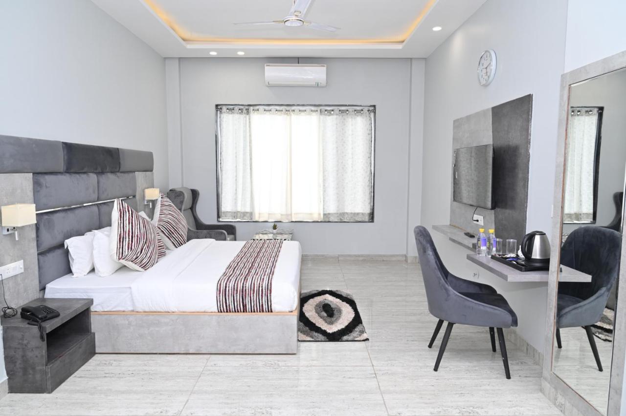 Hotel Vasdaa Grand Dehradun Exteriör bild