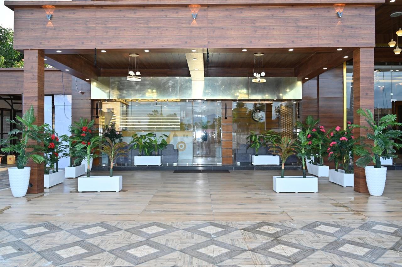 Hotel Vasdaa Grand Dehradun Exteriör bild