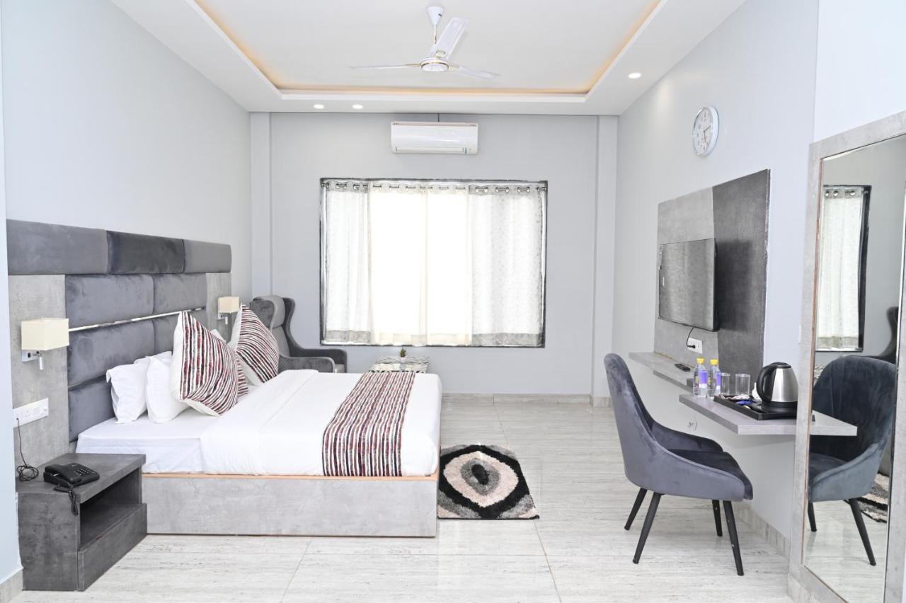 Hotel Vasdaa Grand Dehradun Exteriör bild
