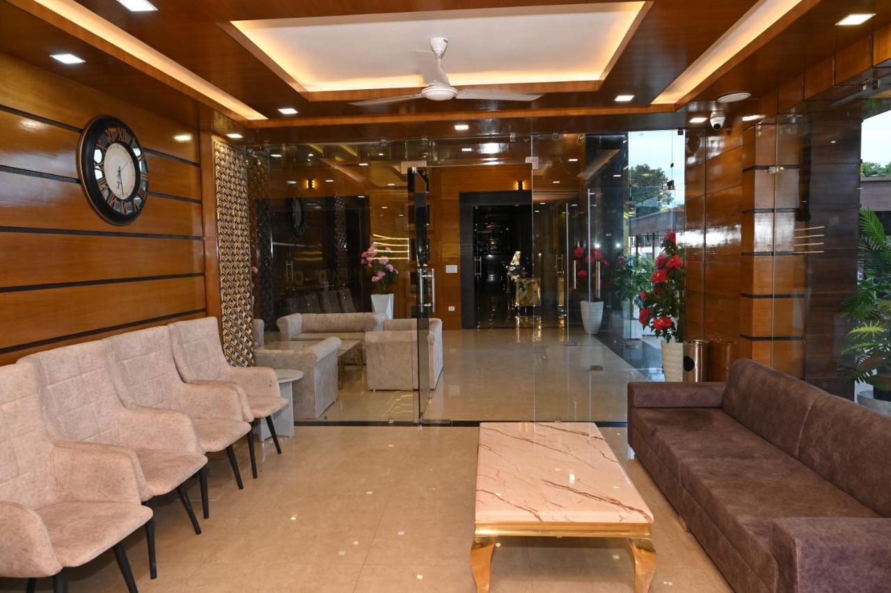 Hotel Vasdaa Grand Dehradun Exteriör bild