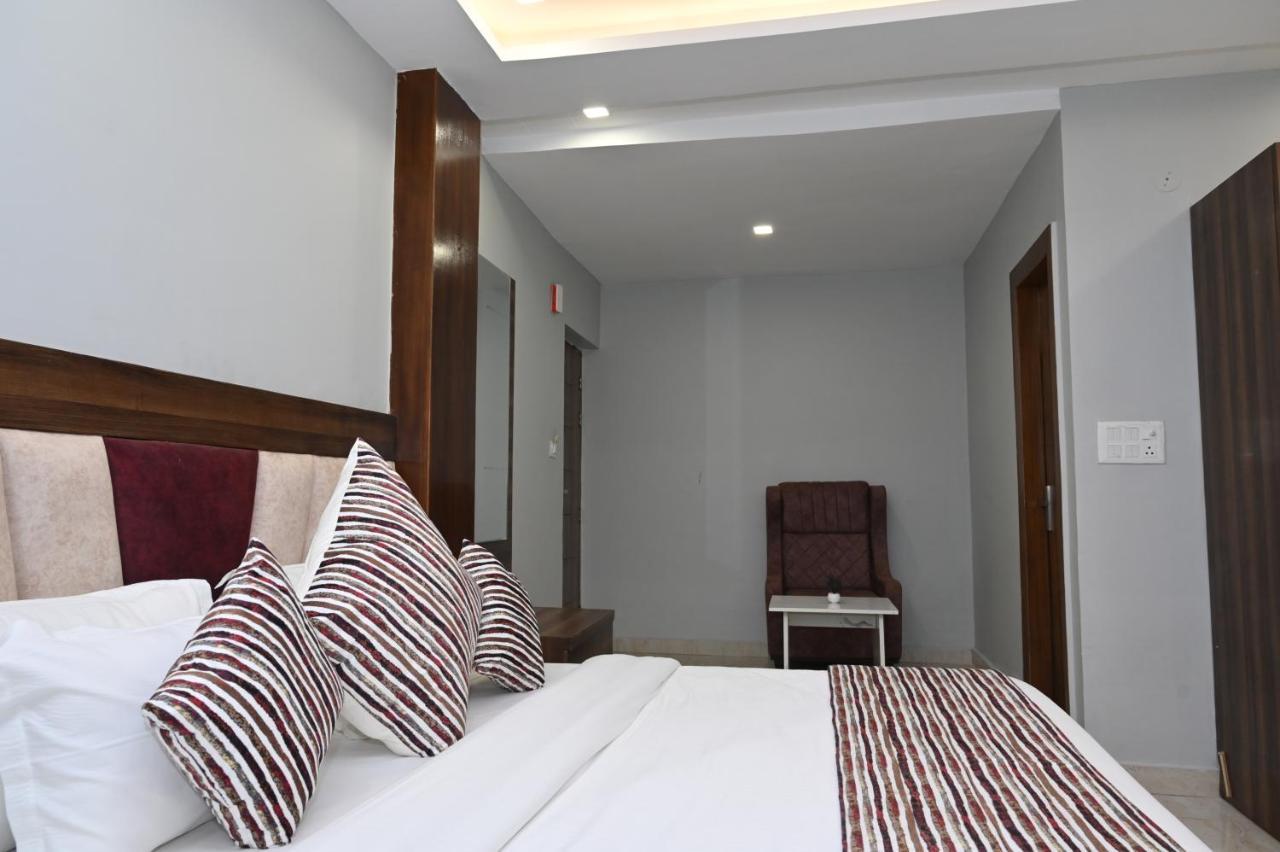 Hotel Vasdaa Grand Dehradun Exteriör bild