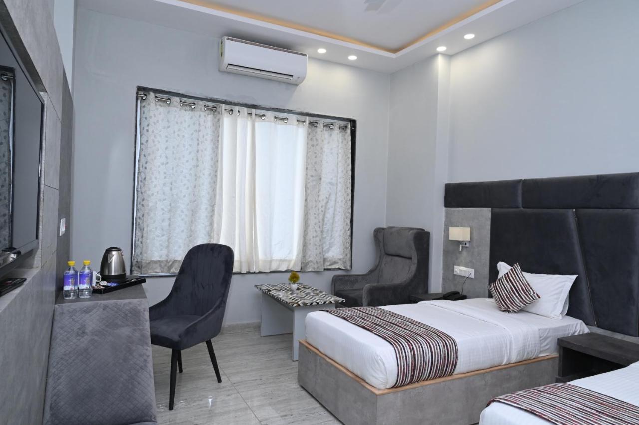 Hotel Vasdaa Grand Dehradun Exteriör bild
