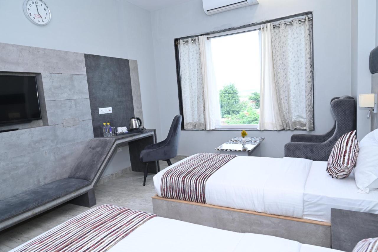 Hotel Vasdaa Grand Dehradun Exteriör bild