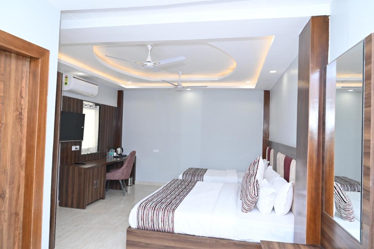 Hotel Vasdaa Grand Dehradun Exteriör bild