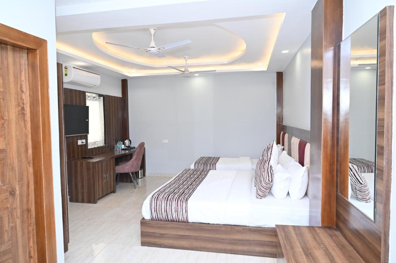 Hotel Vasdaa Grand Dehradun Exteriör bild