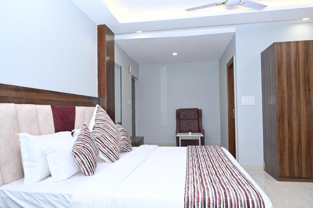 Hotel Vasdaa Grand Dehradun Exteriör bild