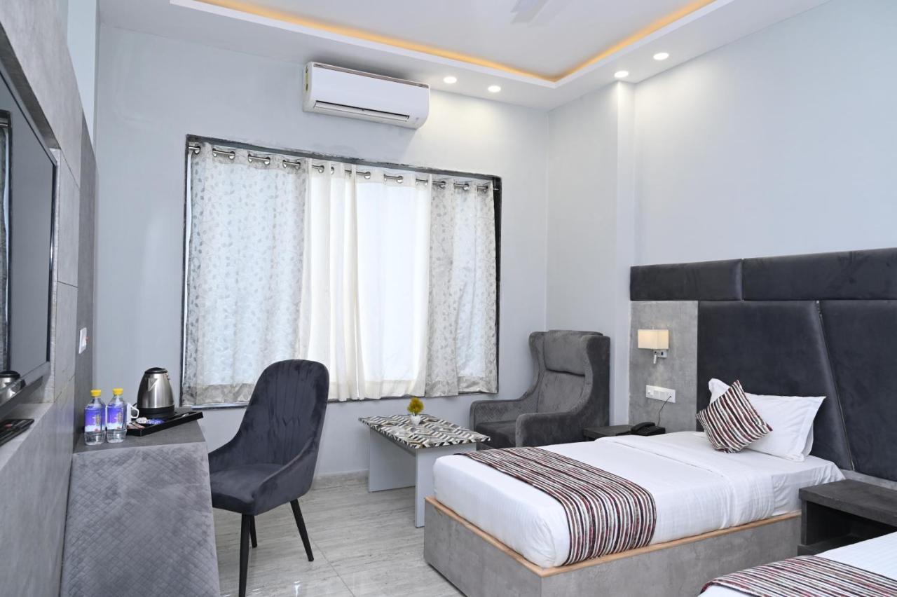 Hotel Vasdaa Grand Dehradun Exteriör bild