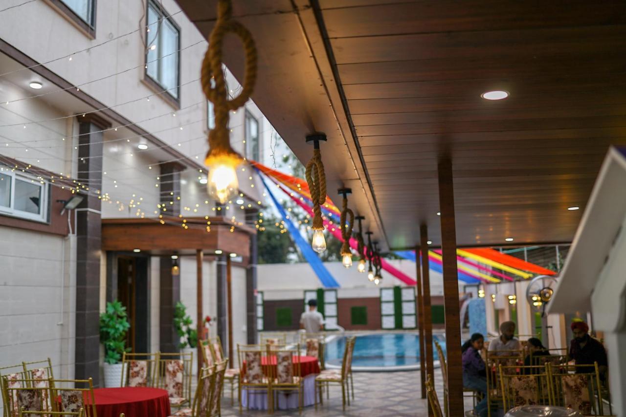 Hotel Vasdaa Grand Dehradun Exteriör bild