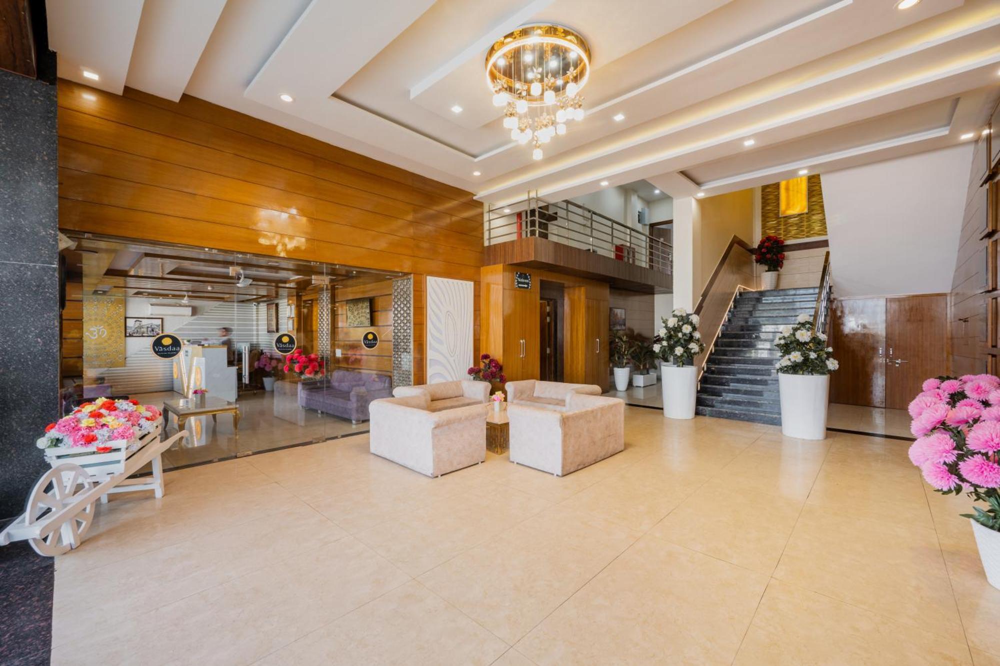Hotel Vasdaa Grand Dehradun Exteriör bild