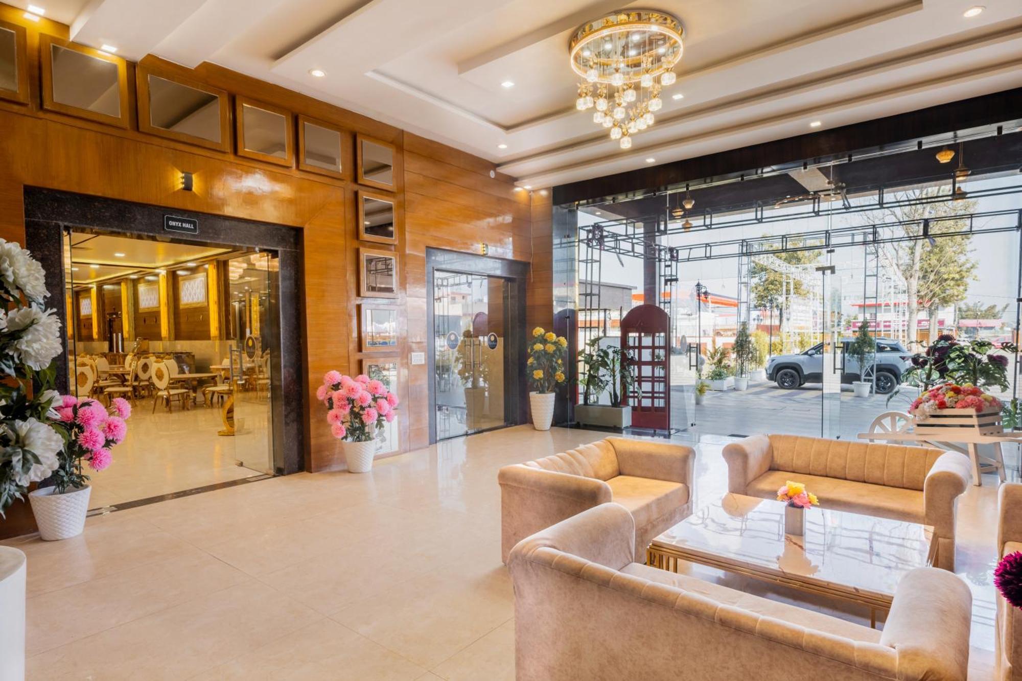 Hotel Vasdaa Grand Dehradun Exteriör bild