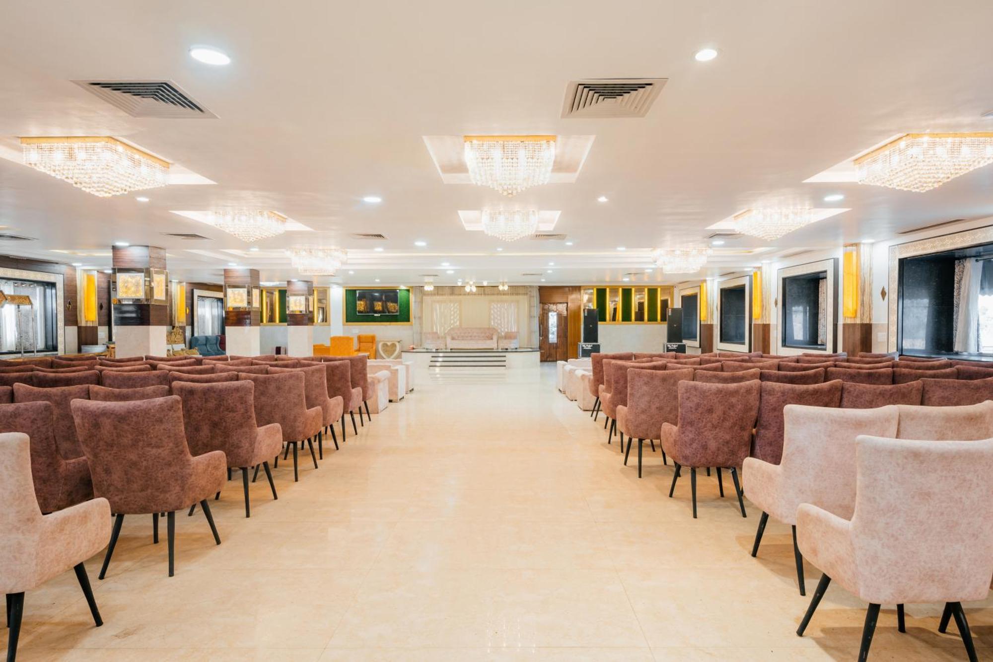 Hotel Vasdaa Grand Dehradun Exteriör bild