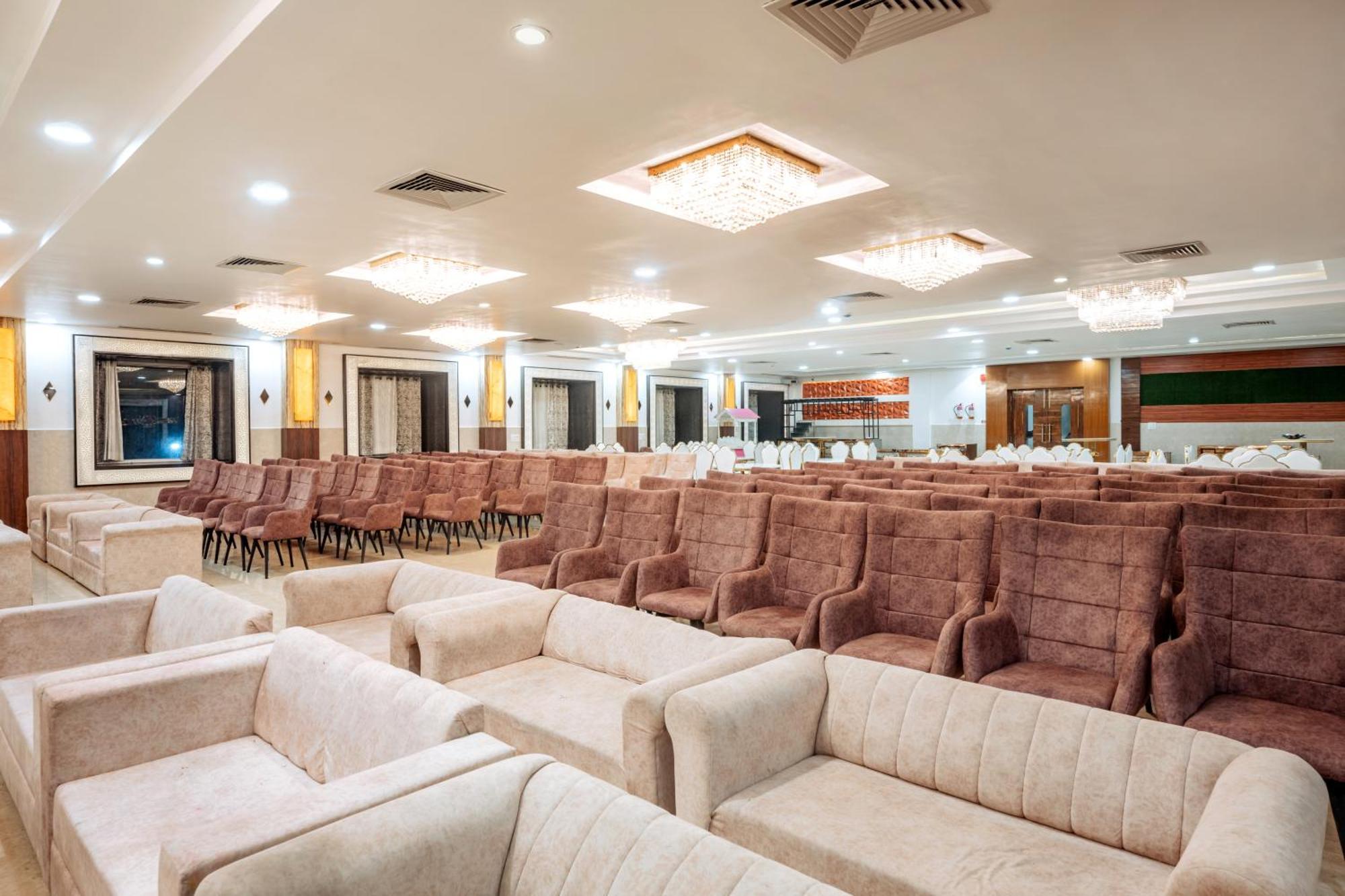 Hotel Vasdaa Grand Dehradun Exteriör bild