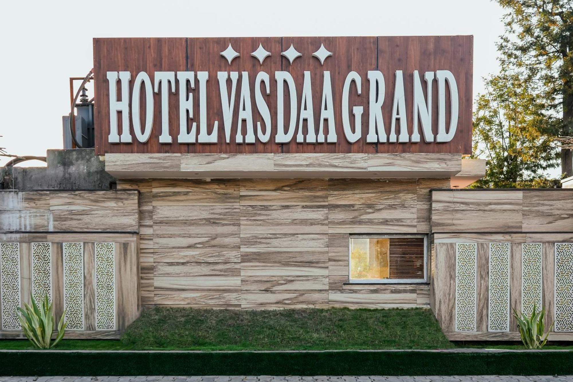 Hotel Vasdaa Grand Dehradun Exteriör bild