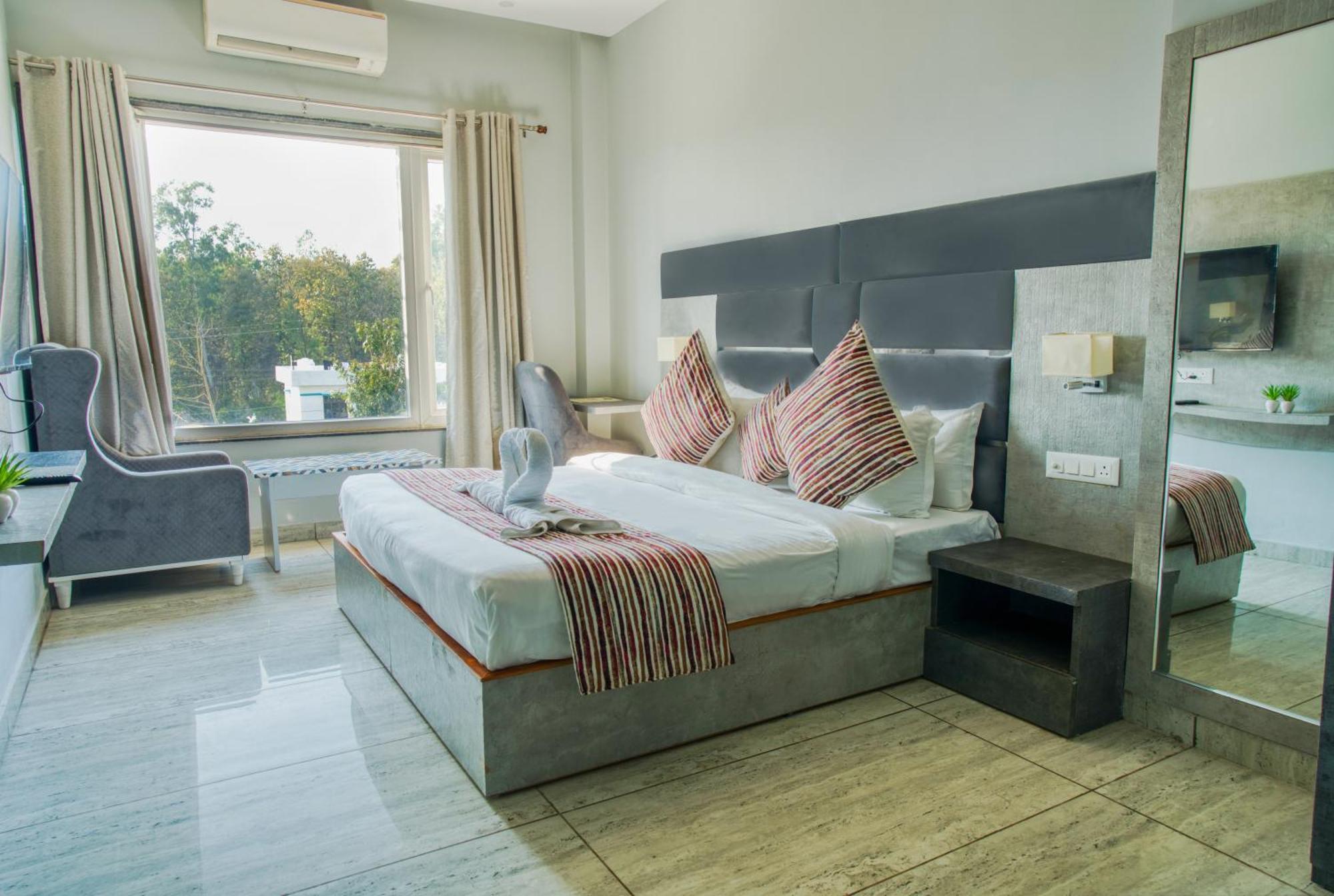 Hotel Vasdaa Grand Dehradun Exteriör bild