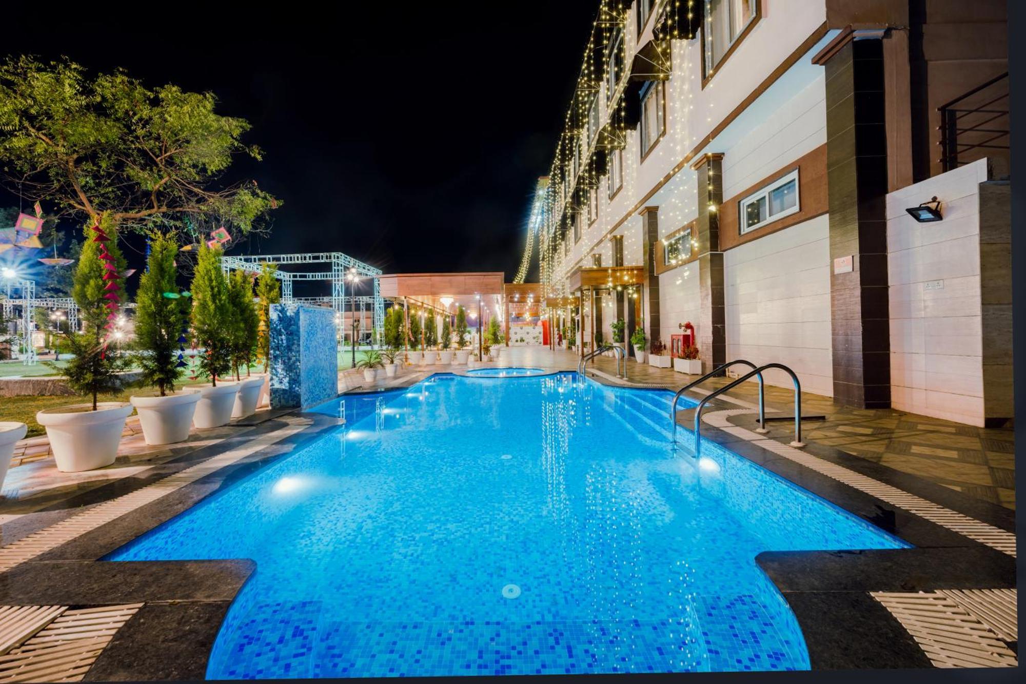 Hotel Vasdaa Grand Dehradun Exteriör bild