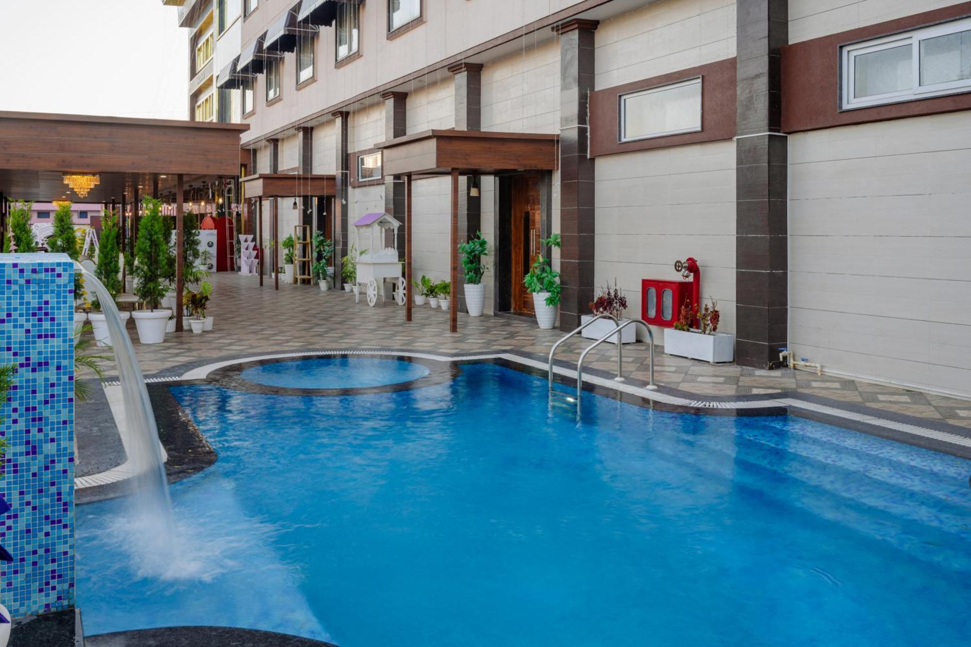 Hotel Vasdaa Grand Dehradun Exteriör bild