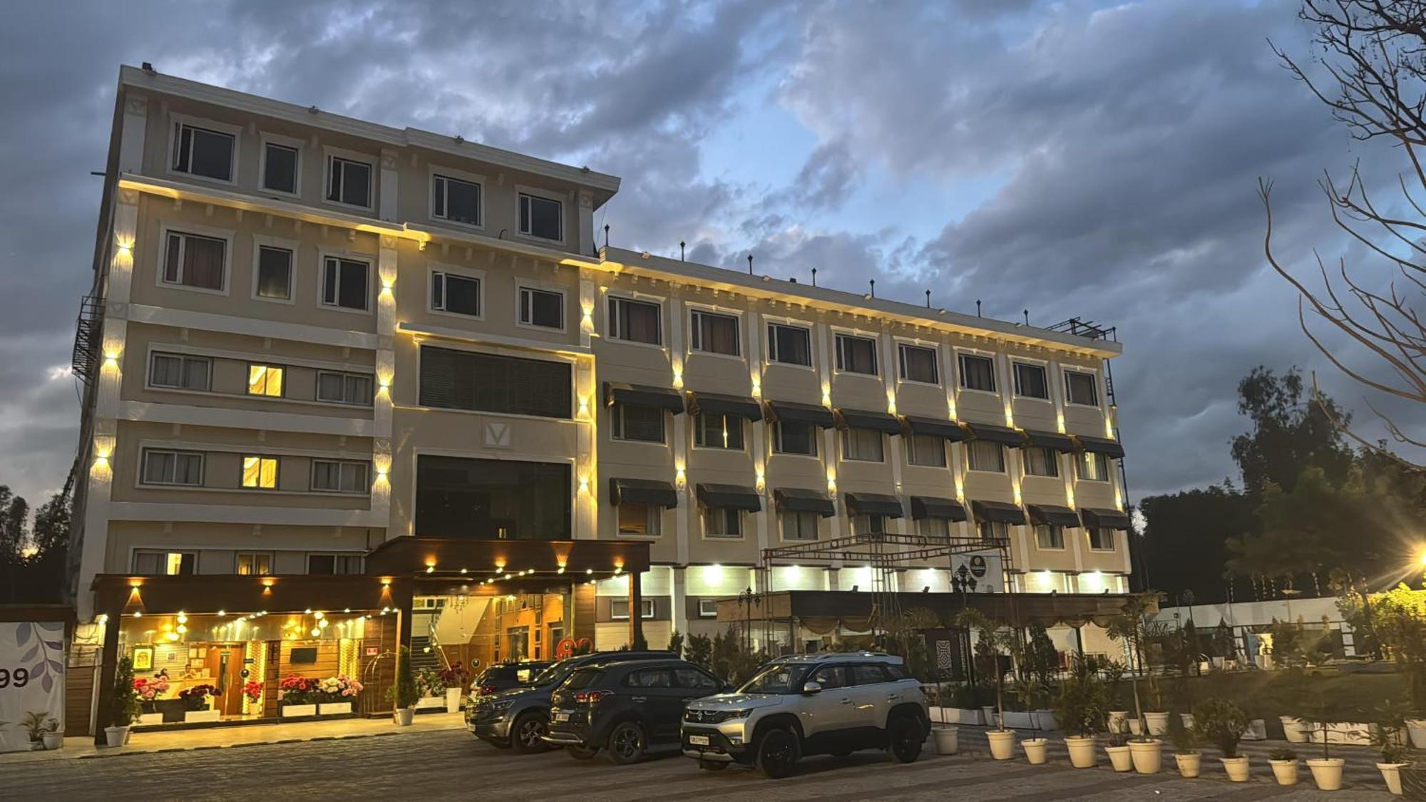 Hotel Vasdaa Grand Dehradun Exteriör bild